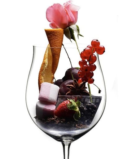 Vị ngọt ngào, thanh mát từ vỏ cam đắng, vị cognac êm mượt.
